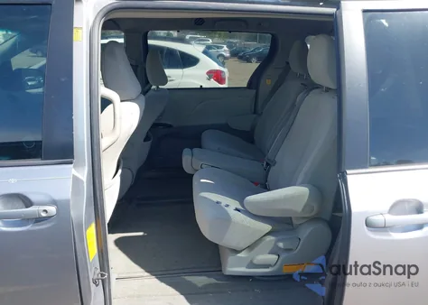 2012 Toyota Sienna Le V6 8 Passenger z USA, uszkodzony, nr VIN 5TDKK3DC7CS247137